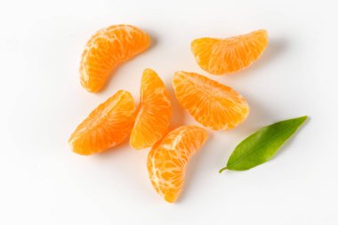 Mandalina kesimleri soyulmuş