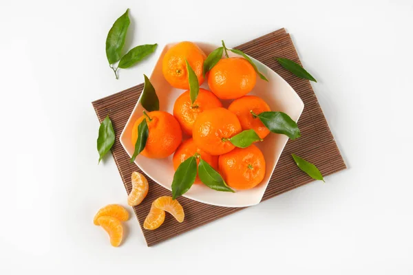 Schüssel mit reifen Mandarinen — Stockfoto