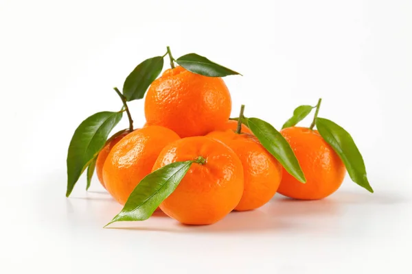Mandarinas con hojas —  Fotos de Stock