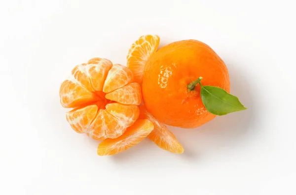 Tangerinas peladas e não peladas — Fotografia de Stock