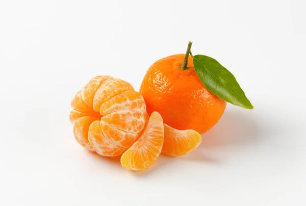 Mandarinas peladas y sin pelar —  Fotos de Stock