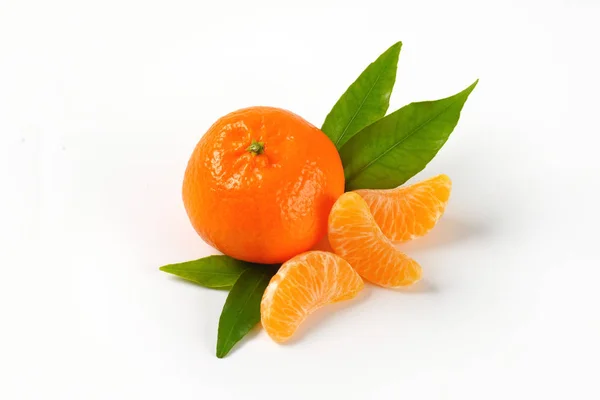 Mandarine mit getrennten Segmenten — Stockfoto