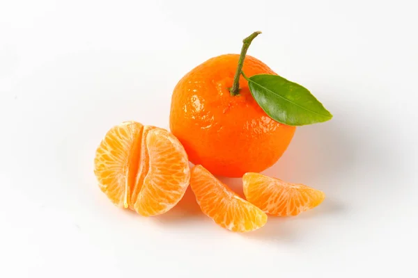 Mandarina con segmentos separados — Foto de Stock