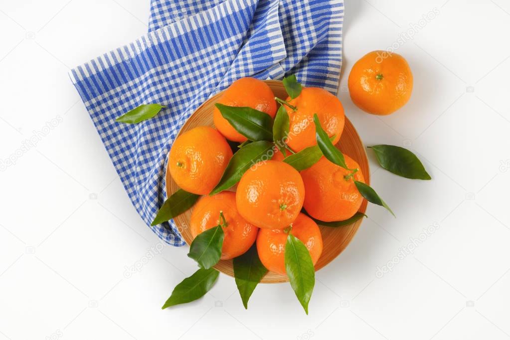 plate of ripe mandarin oranges