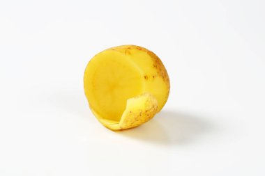 yarım bir çiğ patates