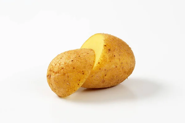 Gehalveerde rauwe aardappel — Stockfoto