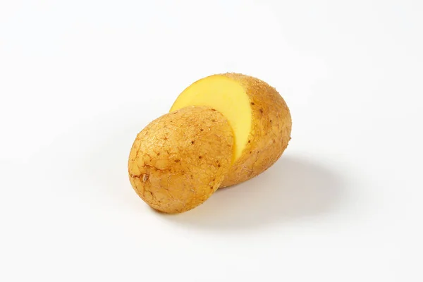 Połowę ziemniaków surowych — Zdjęcie stockowe