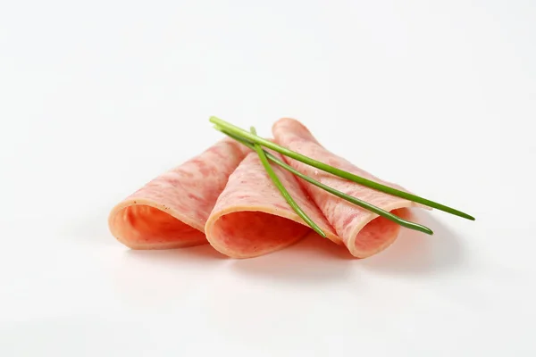 Fatias de salsicha de carne deli — Fotografia de Stock