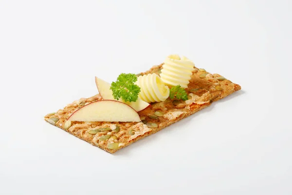 Pumpafrön cracker med smör och äpple — Stockfoto