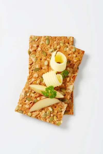 Cracker di semi di zucca con burro e mela — Foto Stock