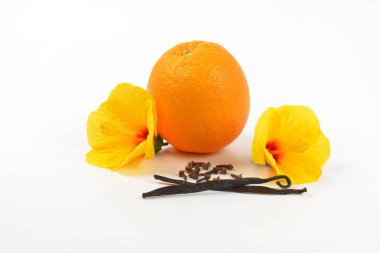 ebegümeci, portakal ve baharatlar