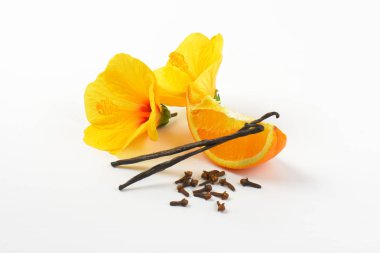 ebegümeci, portakal ve baharatlar