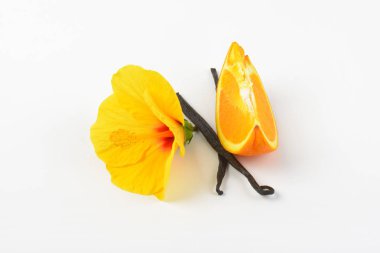 ebegümeci, portakal ve vanilya pods