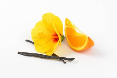 ebegümeci, portakal ve vanilya pods