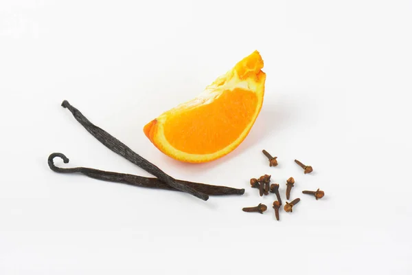 Orange med kryddor — Stockfoto
