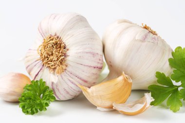 Taze sarımsak ampuller ve karanfil