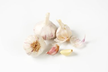 Taze sarımsak ampuller ve karanfil