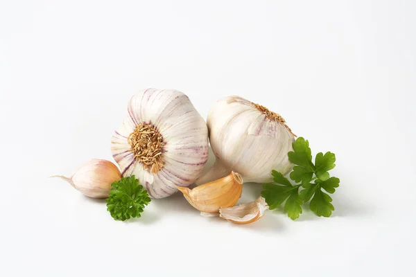 Fresh garlic bulbs and cloves — Stock Photo, Image