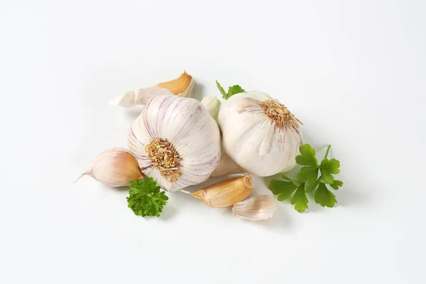 Fresh garlic bulbs and cloves — Stock Photo, Image