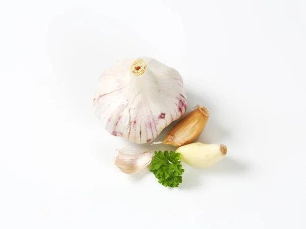 Свежая чесночная луковица и гвоздика — стоковое фото