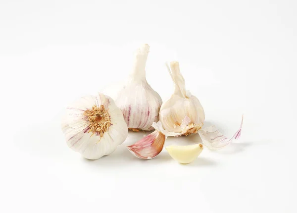 Fresh garlic bulbs and cloves — Stock Photo, Image