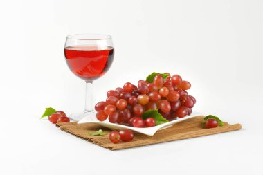 taze üzüm ve kırmızı şarap