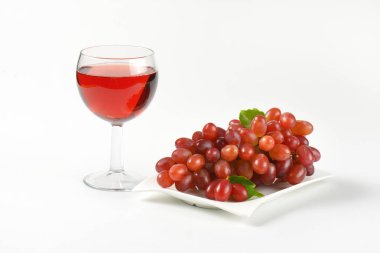 taze üzüm ve kırmızı şarap