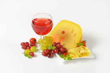İsviçre peyniri, kırmızı şarap ve taze üzüm