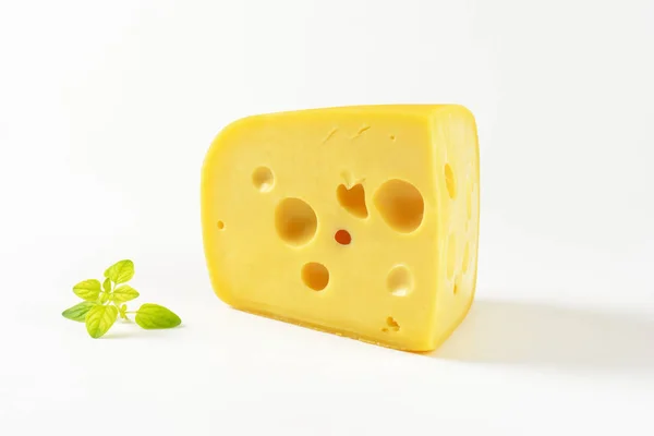 Klín ementálského sýra — Stock fotografie