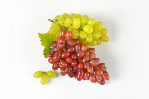 Röda och vita druvor — Stockfoto