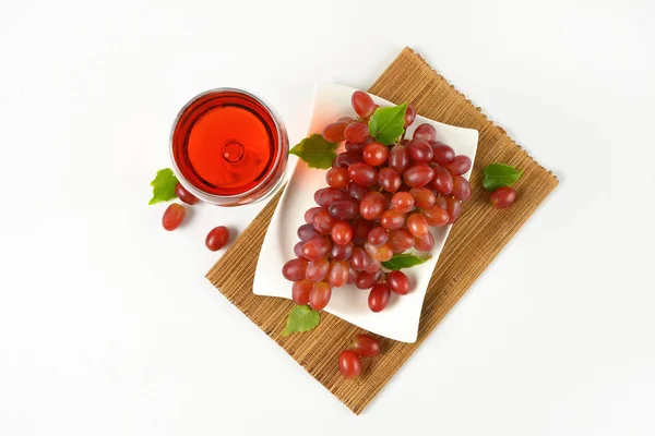 Uva rossa fresca e bicchiere di vino — Foto Stock