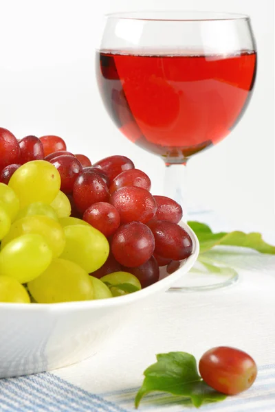 Fresh grapes and glass of wine or juice — Stock Photo, Image