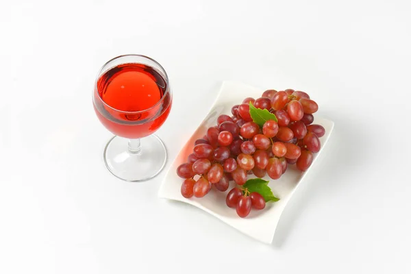 Färska druvor och rött vin — Stockfoto