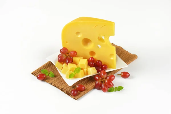 Fromage suisse et raisins rouges — Photo