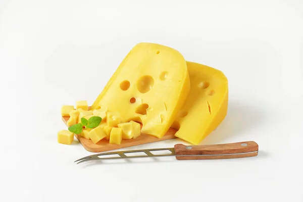 Wiggen en kubussen van Zwitserse kaas — Stockfoto