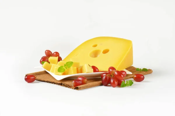 Schweizer Käse und rote Trauben — Stockfoto