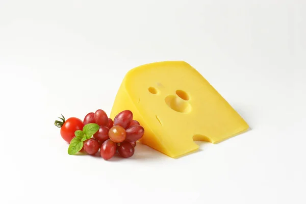 Fromage suisse au raisin rouge — Photo