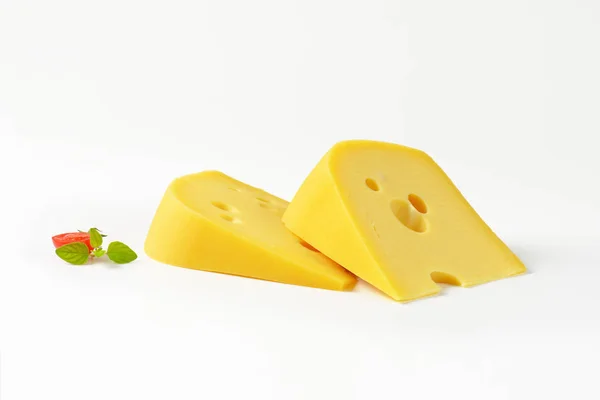 Cunei di formaggio giallo con occhi — Foto Stock