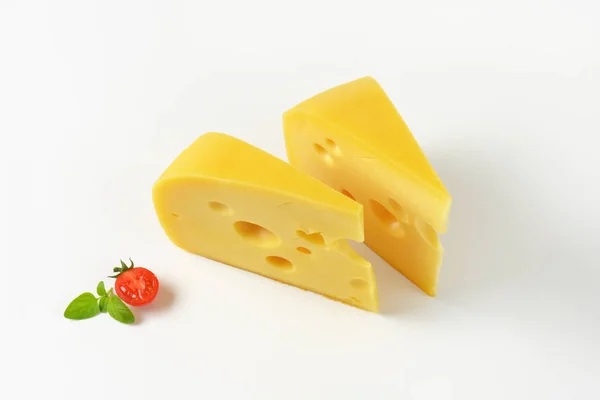Φέτες κίτρινο τυρί με τα μάτια — Φωτογραφία Αρχείου