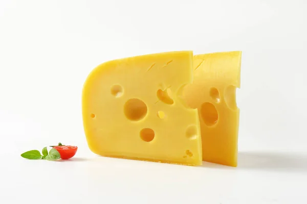 楔块的黄色奶酪与眼睛 — 图库照片