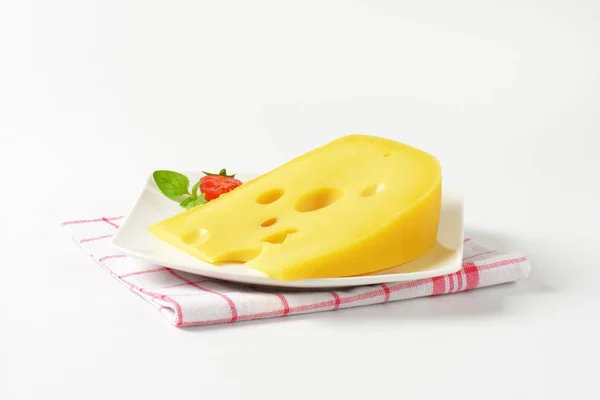 Cuneo di formaggio giallo con occhi — Foto Stock