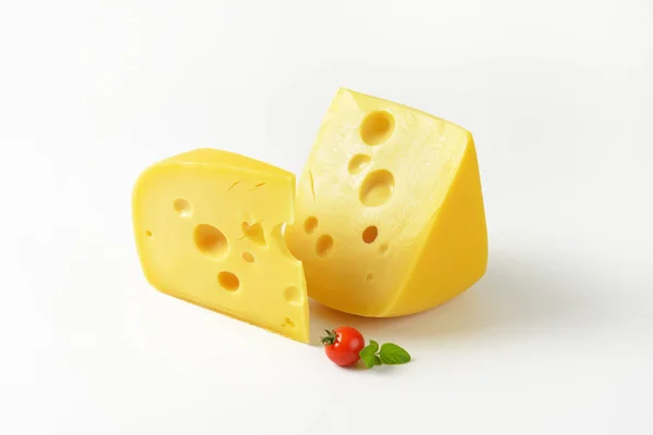 Wiggen van gele kaas met ogen — Stockfoto