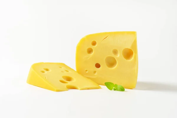 Клинья желтого сыра с глазами — стоковое фото