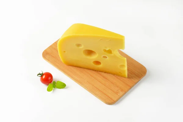 Keil aus gelbem Käse mit Augen — Stockfoto