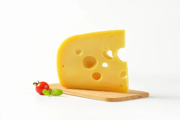 Cuneo di formaggio giallo con occhi — Foto Stock