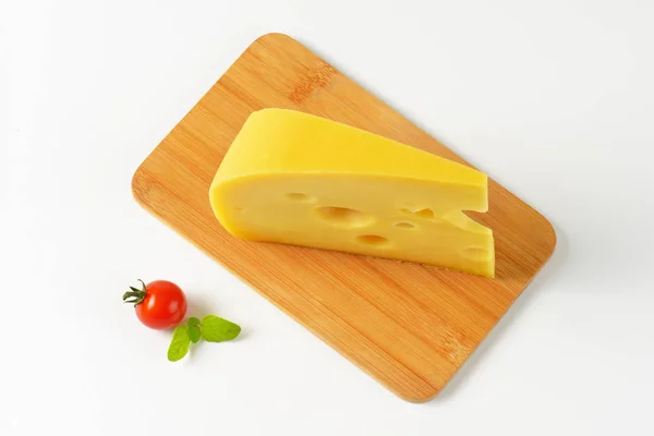 Klín žlutého sýra s očima — Stock fotografie