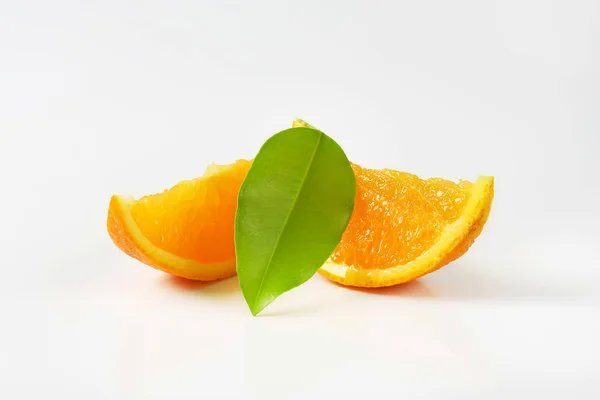 Fresh orange wedges — Stock Photo, Image