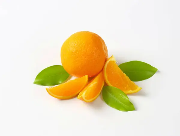 Naranja entera y rebanadas — Foto de Stock