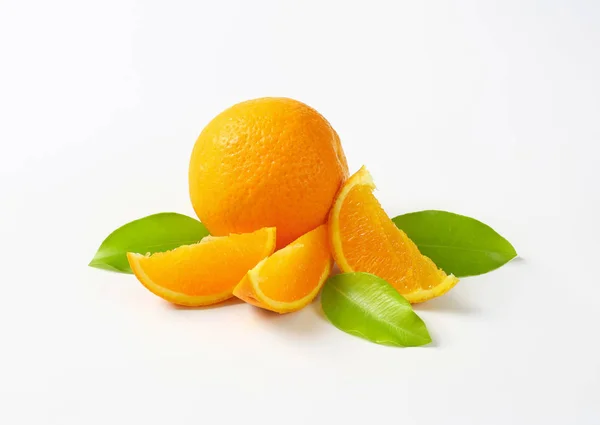 Ganze Orange und Scheiben — Stockfoto