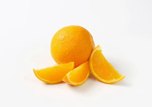 Celé pomeranče a plátky — Stock fotografie